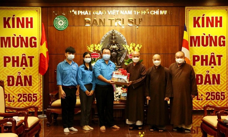 Hội Liên hiệp Thanh niên VN quận 10 thăm, chúc mừng Phật đản đến chư tôn đức Ban Trị sự GHPGVN - Ảnh: Trí Dũng