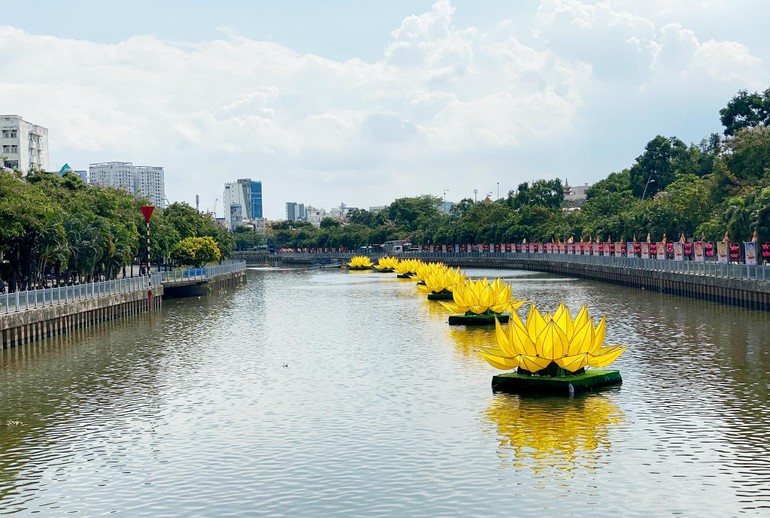 7 đóa sen vàng vừa được hạ thủy trên kênh Nhiêu Lộc - đoạn trước Quan Âm tu viện, quận Phú Nhuận - Ảnh: QÂTV