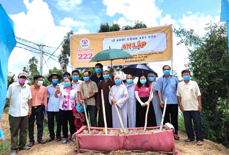  Ban Trị sự GHPGVN huyện Thạnh Hóa, nhóm từ thiện đã tổ chức khởi công xây dựng cầu bê-tông