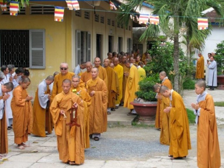 Trường Trung cấp Phật học tỉnh Vĩnh Long cung nghinh chư tôn đức trong ngày họp mặt truyền thống