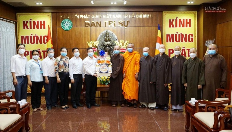 Ông Đặng Quốc Toàn tặng quà chúc mừng Phật đản đến chư tôn đức Ban Trị sự GHPGVN TP.HCM