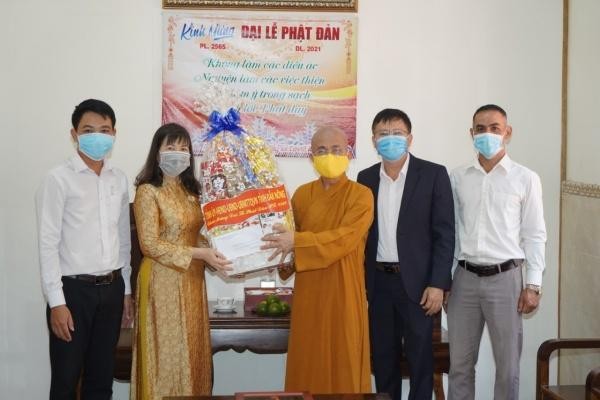 Bà Hà Thị Hạnh, Trưởng ban Dân vận Tỉnh ủy tặng quà chúc mừng Phật đản đến Thượng tọa Thích Quảng Hiền