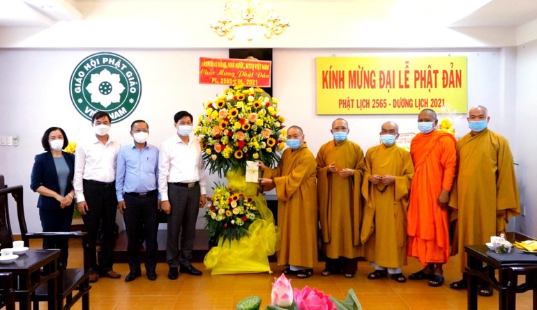 Ông Đỗ Văn Phớn tặng hoa chúc mừng Đại lễ Phật đản đến chư tôn đức Hội đồng Trị sự GHPGVN - Ảnh: Lâm Huy