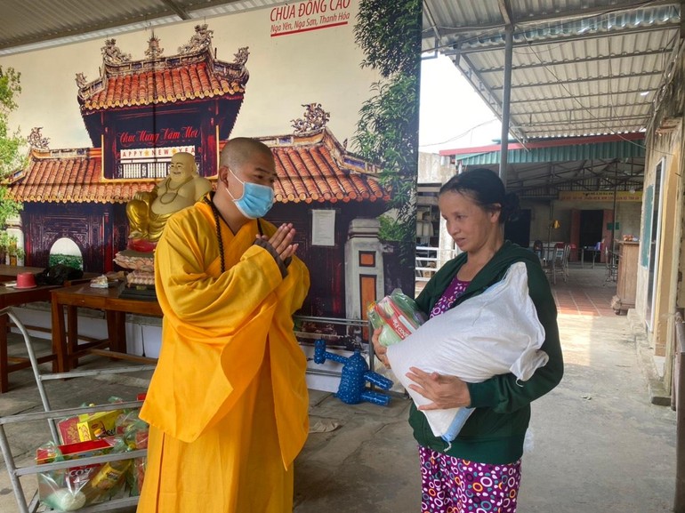 Chùa Đống Cao đã tổ chức trao quà và tặng thiệp chúc mừng Phật đản đến bà con khó khăn