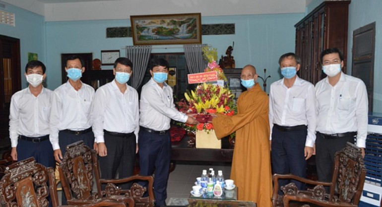 Ông Lương Nguyễn Minh Triết tặng hoa chúc mừng Đại lễ Phật đản đến Hòa thượng Thích Từ Tánh