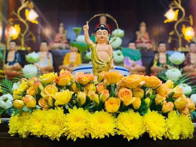 Đức Phật sơ sinh được thiết trí tại tại tư gia Phật tử cúng dường Phật đản Phật lịch 2565 - Ảnh: QÂTV