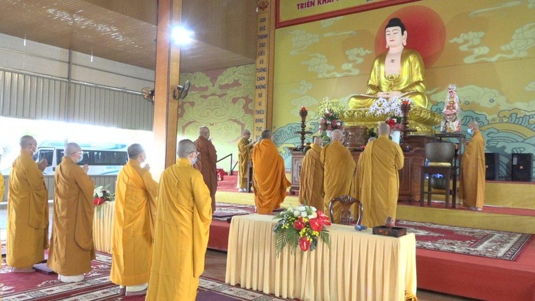 Chư tôn đức đảnh lễ Tam bảo khai giảng khóa An cư kiết hạ dành cho chư Tăng Ni tại chùa Tỉnh Hội 