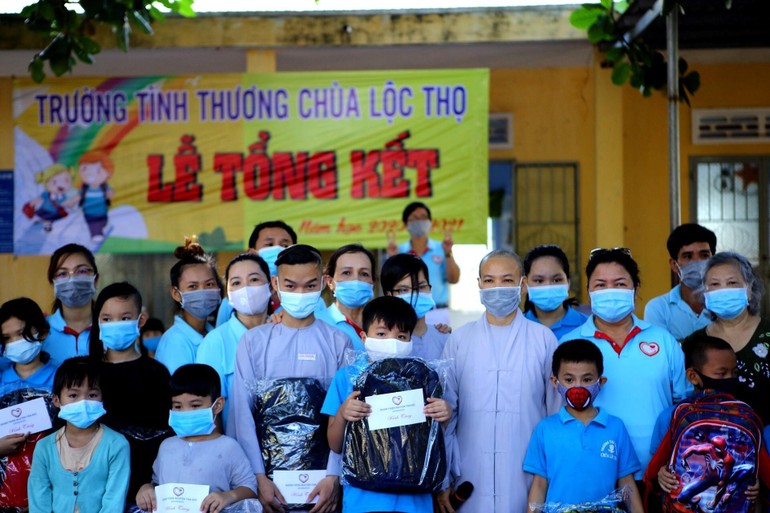 Nhóm thiện nguyện Tâm Đức tổ chức trao quà, phần thưởng đến học sinh tại chùa Lộc Thọ, TP.Nha Trang