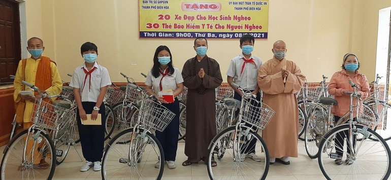 Ban Trị sự GHPGVN TP.Biên Hoà trao tặng xe đạp và thẻ bảo hiểm y tế cho học sinh nghèo và người nghèo khó