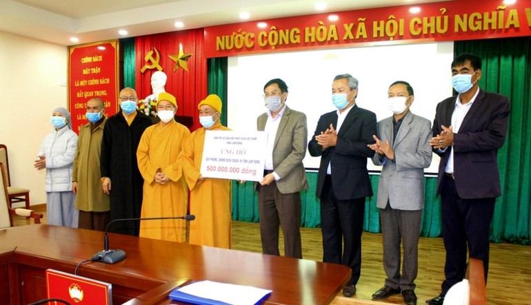  Ban Trị sự GHPGVN tỉnh Lâm Đồng trao số tiền 500 triệu đồng đến Ủy ban MTTQVN tỉnh 