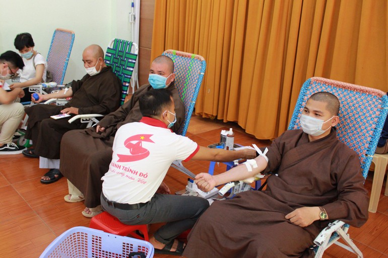 Chư Tăng, Phật tử TP.Quy Nhơn tham gia hiến máu tình nguyện