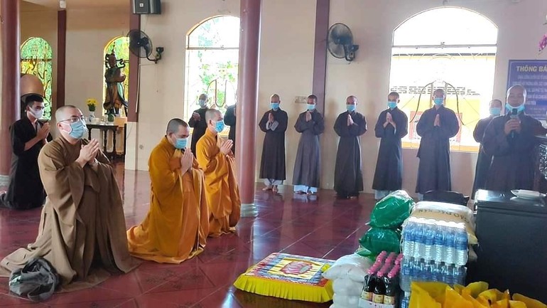 Đoàn chư tôn đức Tăng và Phật tử các chùa đến thăm, cúng dường trường hạ thuộc tỉnh Trà Vinh