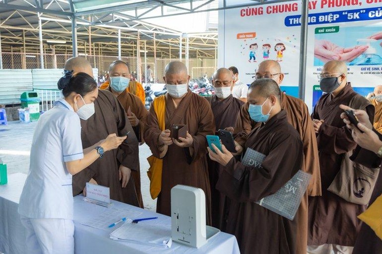 Chư tôn đức Ban Trị sự GHPGVN TP.HCM khai báo y tế trước khi tiêm vắc-xin phòng Covid-19 - Ảnh: M.Thuận