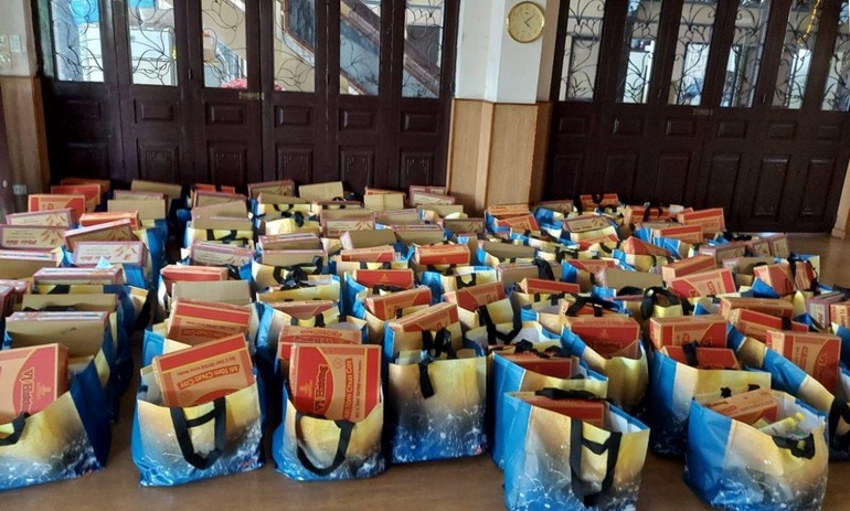 Quan Âm tu viện hỗ trợ hơn 100 phần quà đến những gia đình trong khu phong - Ảnh: QATV