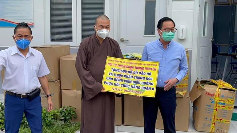 Đại đức Thích Minh Phú trao tặng đồ bảo hộ đến Bệnh viện Điều dưỡng quận 8, TP.HCM