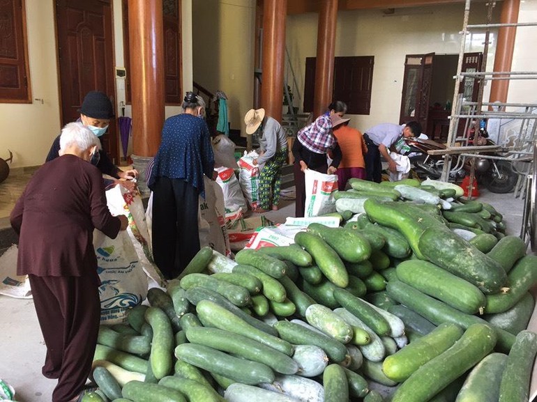 Các Phật tử hỗ trợ đóng gói rau củ quả giúp chư Ni Phật giáo huyện Thăng Bình để chuyển quà đến TP.HCM