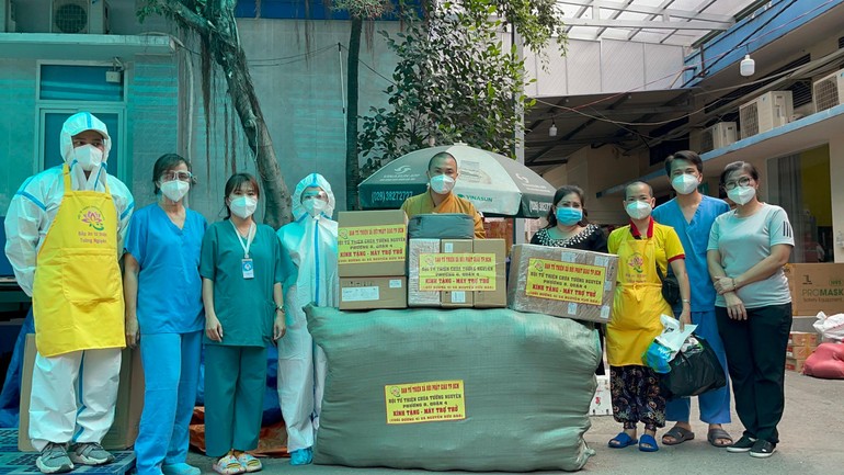 Đại đức Thích Minh Phú trao 10 máy trợ thở đến Bệnh viện Bình Dân - Ảnh: T.N