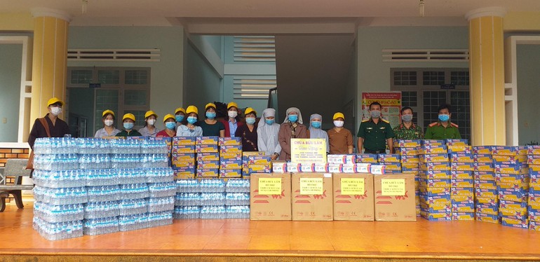 Chùa Bửu Lâm đã đến hỗ trợ nhu yếu phẩm tại trụ sở Công an huyện Chư Prông