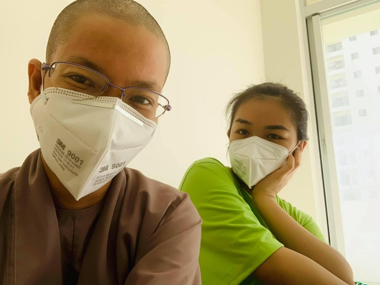 Sư cô Nhuận Bình và tình nguyện viên tại Bệnh viện Dã chiến thu dung số 12 - TP.Thủ Đức