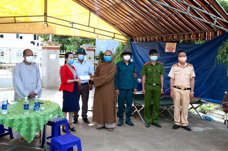 Ban Trị sự GHPH VN huyện Krông Nô phối hợp trao quà đến các khu cách ly, phong tỏa