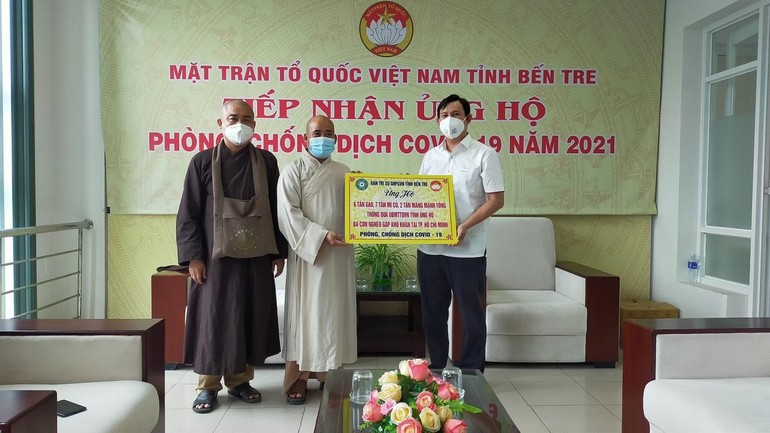 Đại diện Ủy ban MTTQVN tỉnh Bến Tre tiếp nhận lương thực, thực phẩm của Ban Trị sự Phật giáo tỉnh gởi bà con TP.HCM