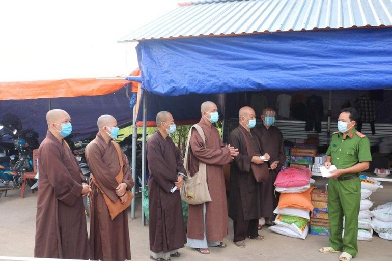 Hòa thượng Thích Chơn Tịnh cùng chư Tăng Phật giáo quận 8 trao quà tại các chốt kiểm dịch