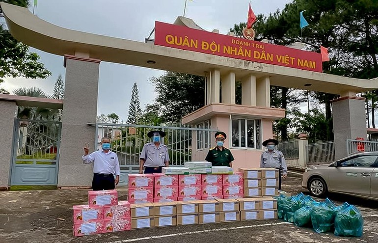 Ban Hướng dẫn Phân ban Gia đình Phật tử tỉnh Đắk Nông tặng quà khu vực cách ly tại Trường Quân sự huyện Đắk Song