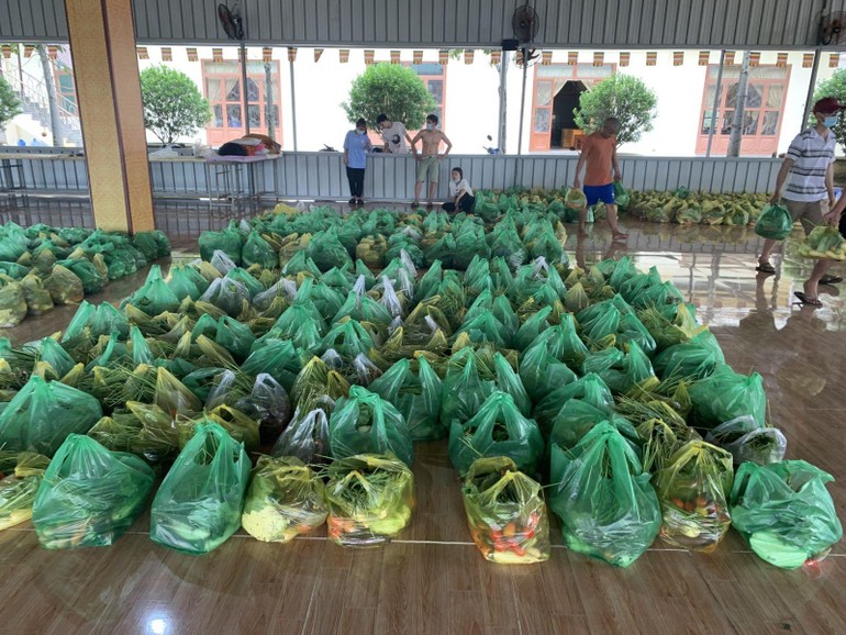 1.000 phần rau củ được chùa Tỉnh Hội chia tặng đến bà con khó khăn