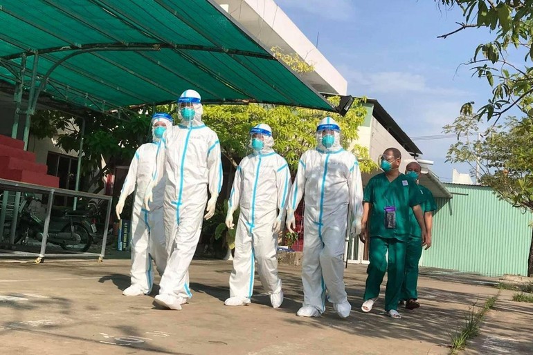 Đoàn chư Tăng tình nguyện viên thuộc GHPGVN tỉnh Nam Định tại tỉnh Long An