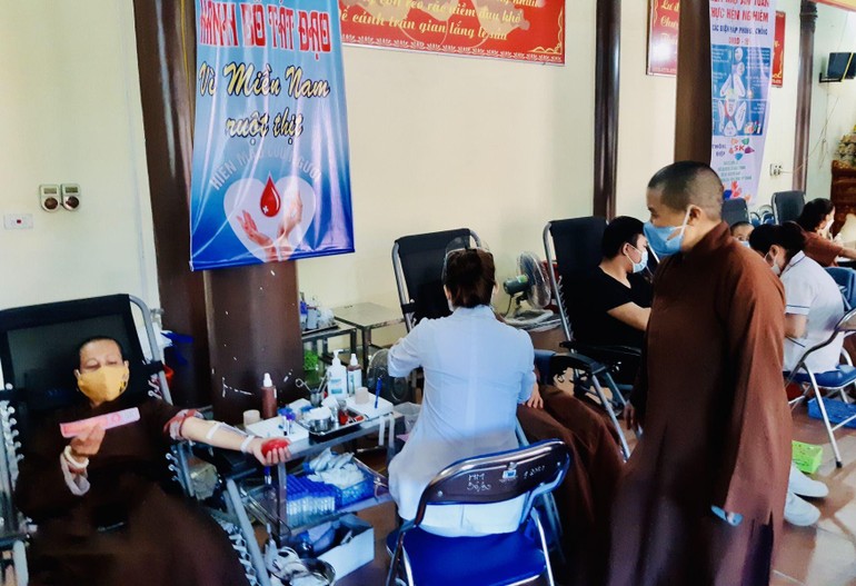 Tăng Ni, Phật tử Phật giáo tỉnh Hà Nam hiến máu cứu người