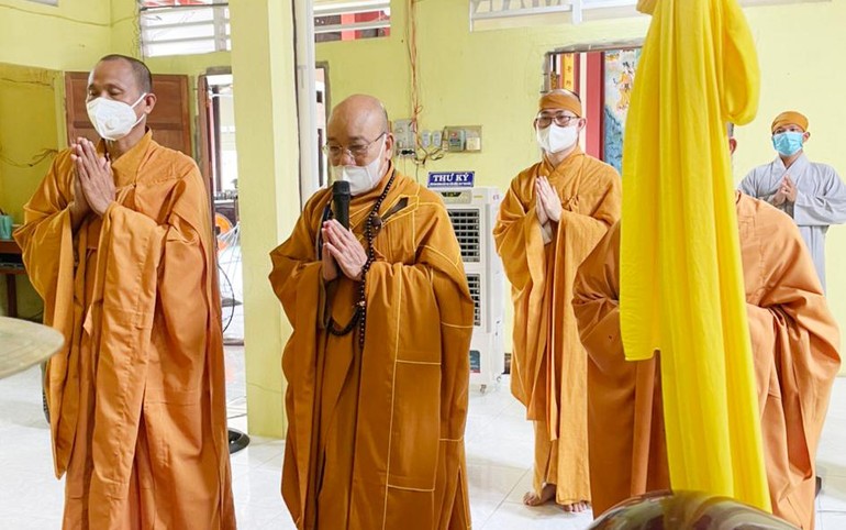 Đại diện Ban Trị sự Phật giáo huyện, chư Tăng tại trú xứ tưởng niệm chung thất Hoà thượng Thích Thiện Tâm