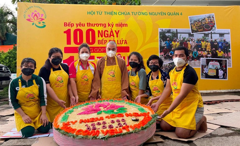 Kỷ niệm 100 ngày bếp cơm chùa Tường Nguyên hoạt động xuyên suốt trong mùa dịch