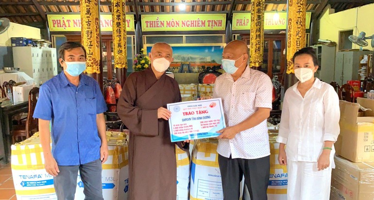 Hòa thượng Thích Huệ Thông trao 1.000 bộ thuốc, thiết bị y tế đến đại diện Ủy ban MTTQVN tỉnh - Ảnh: Huệ Nghiêm