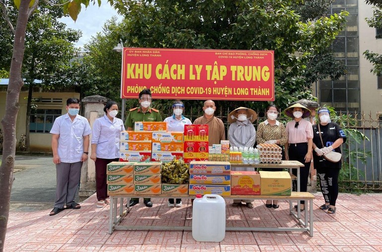 Chùa Phước Quang tặng quà hỗ trợ đến người dân khu cách ly, khu phong tỏa phòng Covid-19
