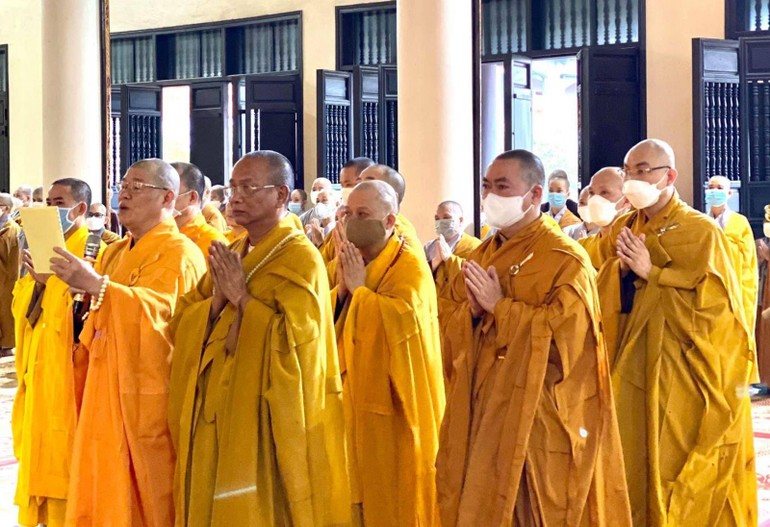 Chư tôn đức đọc văn chúc các ban tại lễ tạ pháp chùa Trúc Lâm Thiên Trường