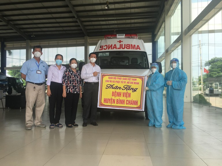 Ni trưởng Thích nữ Như Thảo trao tặng 1 xe cấp cứu đến Ban Giám đốc Bệnh viện Huyện Bình Chánh