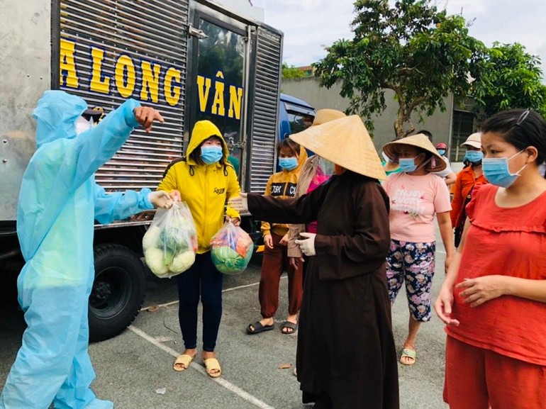 Ni sư Thích nữ Như Dung trao quà tại 4 khu phố của phường Tam Phước, TP.Biên Hòa