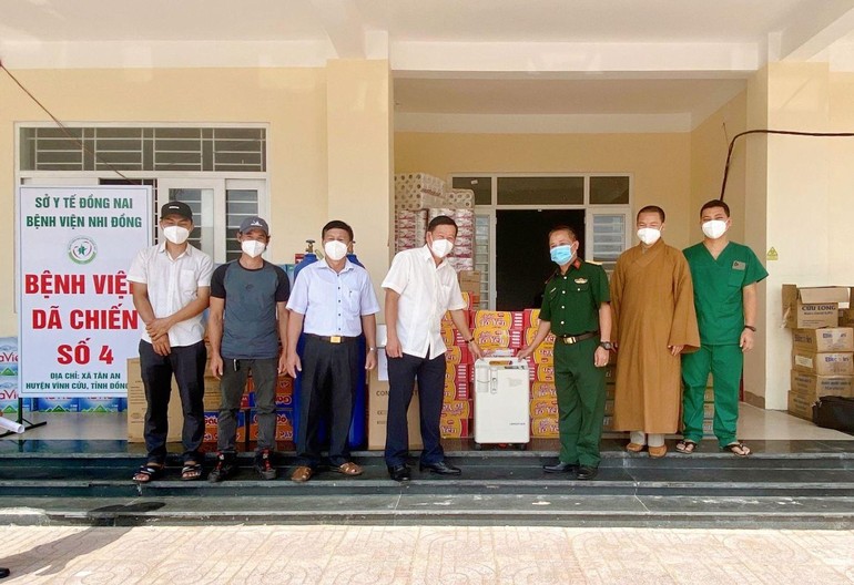 Đoàn từ thiện trao quà đến Bệnh viện Dã chiến số 4, tỉnh Đồng Nai