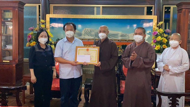 Lãnh đạo Thành ủy TP.Thủ Dầu Một tặng Bằng khen đến Ban Trị sự Phật giáo tỉnh Bình Dương và các cá nhân