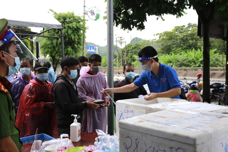 Chùa Tam Chúc, Bái Đính kết hợp các đơn vị hỗ trợ suất cơm, nước uống đến bà con trên đường về quê tại địa phận tỉnh Ninh Bình