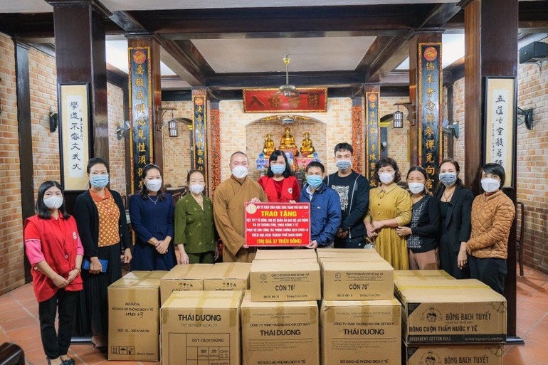 Hội Từ thiện chùa Vọng Cung tặng vật tư y tế đến Ban Chỉ đạo phòng chống dịch Covid-19 của TP.Nam Định