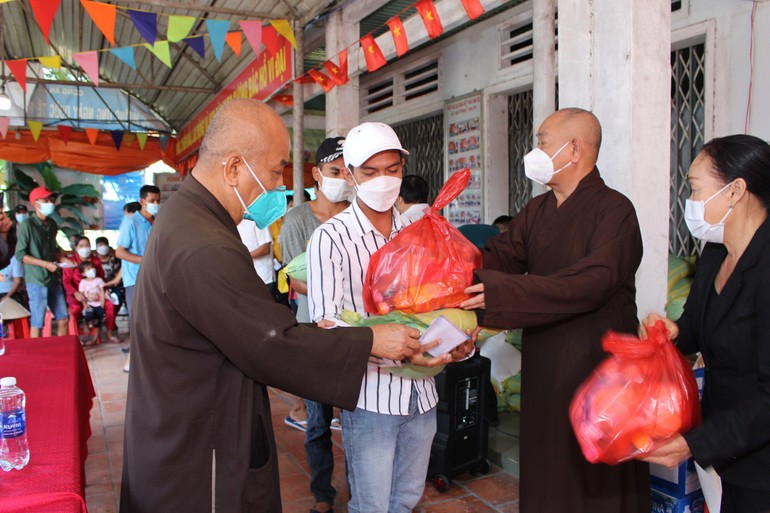 Hòa thượng Thích Chơn Tịnh, Thượng tọa Thích Huệ Công trao quà đến người nghèo huyện Củ Chi