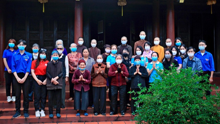 Đoàn từ thiện chùa Long Hưng và thành viên đoàn chụp ảnh lưu niệm cùng các cụ ở trại phong Chí Linh