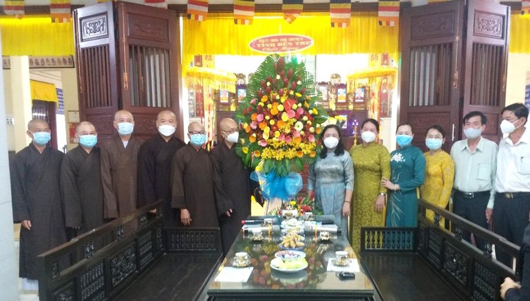  Bà Hồ Thị Hoàng Yến, Phó Bí thư Thường trực Tỉnh ủy tặng hoa chúc mừng nhân Kỷ niệm 40 năm thành lập GHPGVN