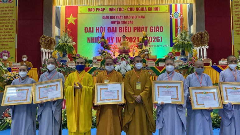 Chư tôn đức Ban Trị sự huyện Tam Đảo nhận Bằng tuyên dương công đức của Ban Trị sự Phật giáo tỉnh