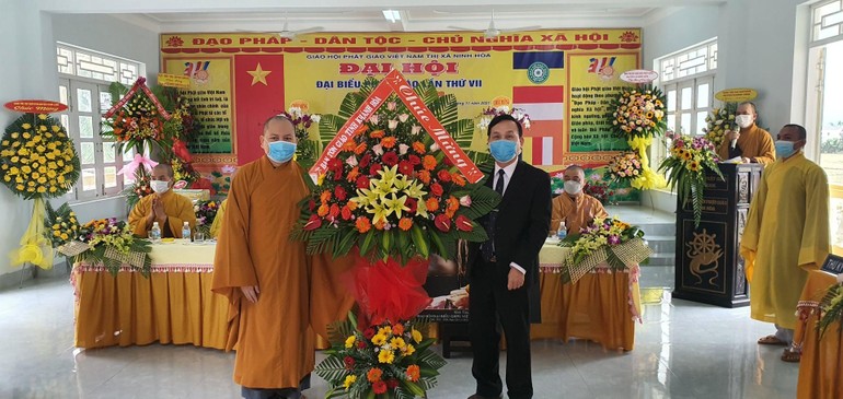 Lãnh đạo Ban Tôn giáo tỉnh Khánh Hòa tặng hoa chúc mừng đại hội