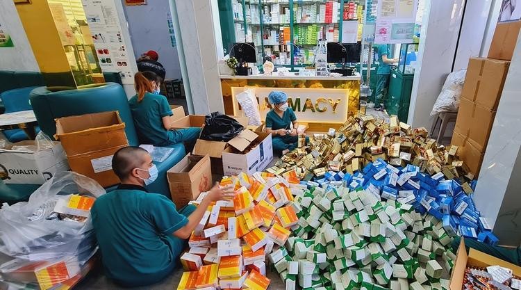 Chuẩn bị thuốc, vật tư y tế tặng đến người dân An Giang