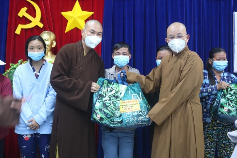 Hòa thượng Thích Minh Thiện, Đại đức Thích Minh Phú trao quà tại huyện Đức Hòa