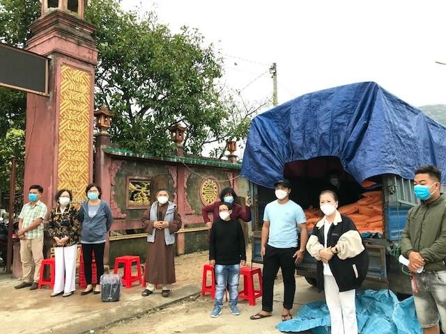 Chư Tăng, Phật tử chùa Phú Thọ, TP.Quy Nhơn chia sẻ đến những gia đình bị ảnh lưởng ngập lụt