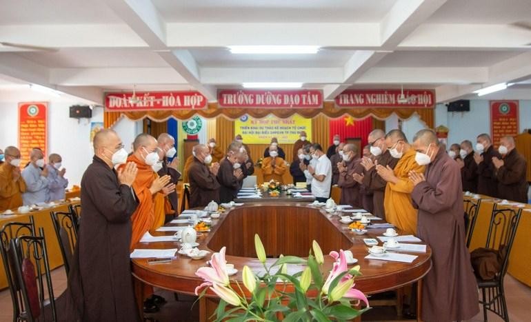 Chư tôn đức Tăng Ni niệm Phật cầu gia hộ trước khi tiến hành phiên họp